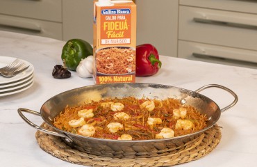 Emplatado fideuá de calamares y gambas con producto